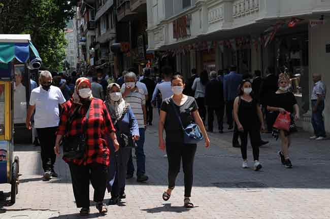 Eskişehir'de Korona virüs (Covid-19) salgınıyla ilgili devam eden kontrollü sosyal hayat sürecinde maske kullanımında gözle görülür bir yaygınlık sağlanırken, birçok bölgede sosyal mesafe kuralları hiçe sayılmaya devam ediliyor.