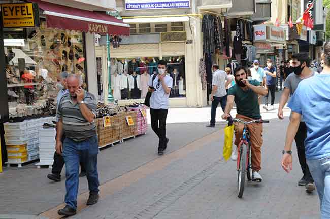 Eskişehir'de Korona virüs (Covid-19) salgınıyla ilgili devam eden kontrollü sosyal hayat sürecinde maske kullanımında gözle görülür bir yaygınlık sağlanırken, birçok bölgede sosyal mesafe kuralları hiçe sayılmaya devam ediliyor.