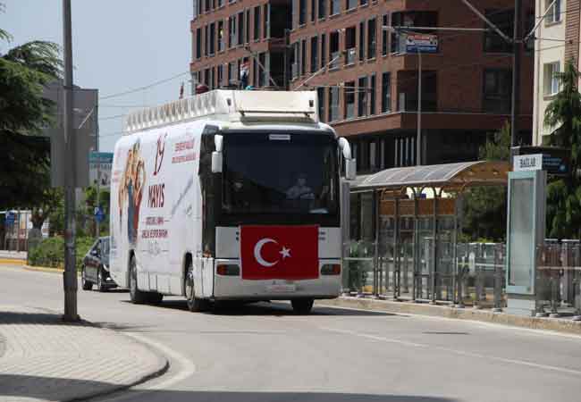 Öğrenciler ise ellerinde bulunan Türk bayraklarını sallayarak gönüllerince eğlenip 19 Mayıs Atatürk’ü Anma Gençlik ve Spor Bayramı’nı kutladılar. 