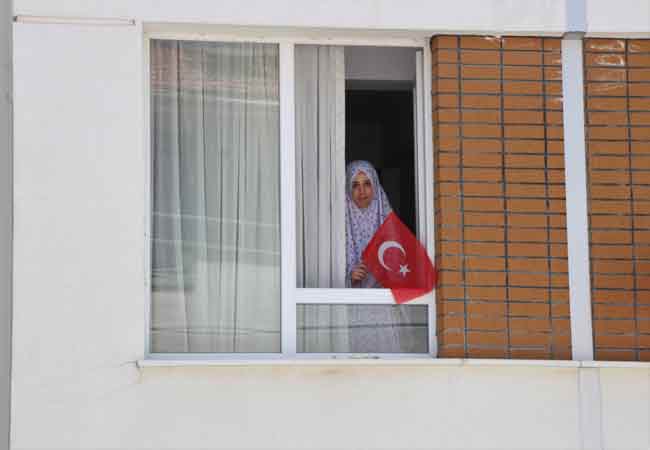 Eskişehir Gençlik ve Spor İl Müdürü Ali Osman Tatlısu, burada 98 yabancı uyruklu öğrencinin kaldığını ifade ederek, “Bizim bu yurdumuzda 98 yabancı öğrencimiz var. Onları burada misafir ediyoruz. Bu gün onların günü, onların mahsun olmasını istemezdik...