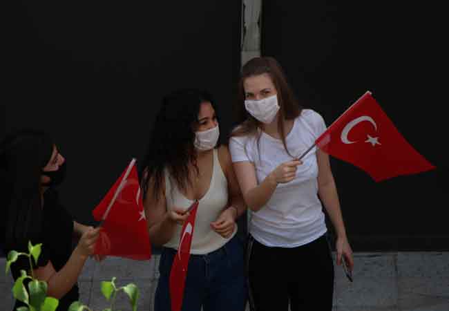 ...Bugün iki güzel ve hayırlı şey var. Biri Atatürk’ü Anma Gençlik ve Spor Bayramı, akşam da Kadir gecemiz. Bu gençler bizim her şeyimiz. Yurdumuzda kalan bu gençlerimize, misafirlerimize bayramı yaşatmak istedik. 