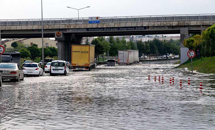 Eskişehir'de yağış trafiği felç etti