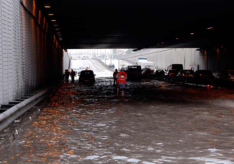 Eskişehir'de yağış trafiği felç etti