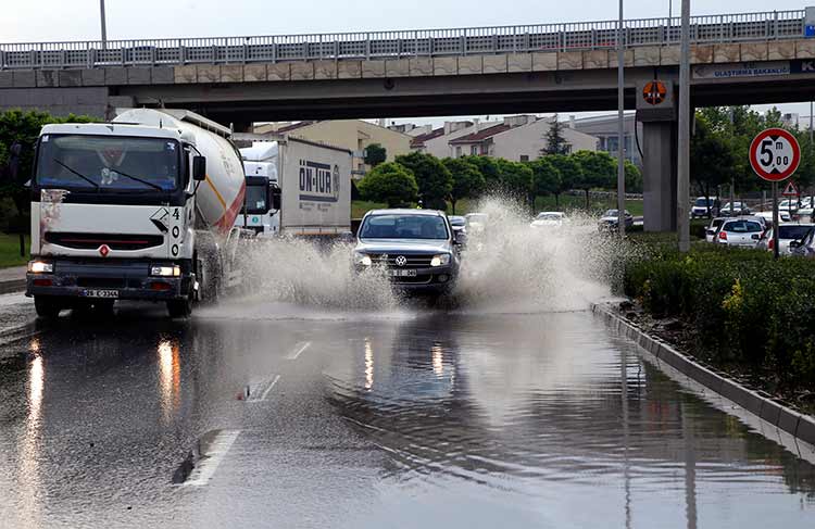 Eskişehir'de yağış trafiği felç etti