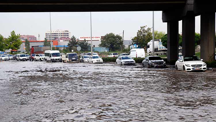 Eskişehir'de yağış trafiği felç etti