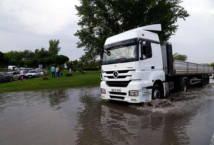 Eskişehir'de yağış trafiği felç etti