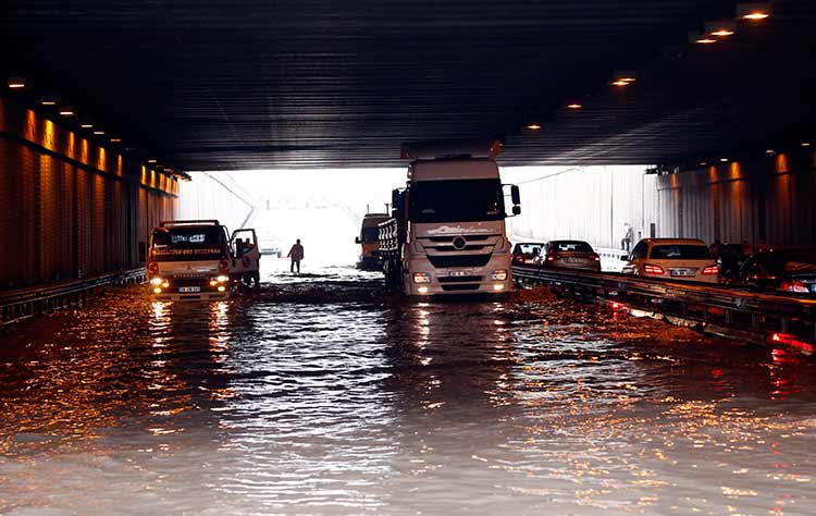 Eskişehir'de yağış trafiği felç etti