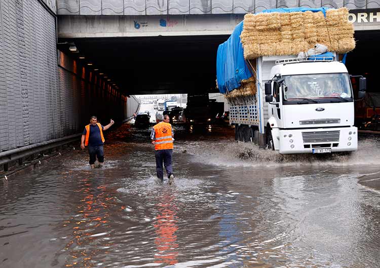 Eskişehir'de yağış trafiği felç etti