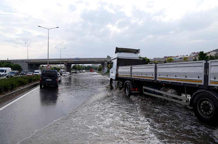 Eskişehir'de yağış trafiği felç etti