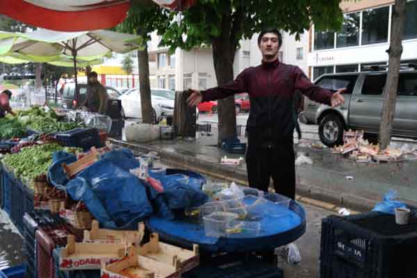 Çoğu pazar esnafının ise ayakkabılarını çıkarıp terlikleriyle su birikintisinin içinde satış yapmaya çalıştığı görüldü.