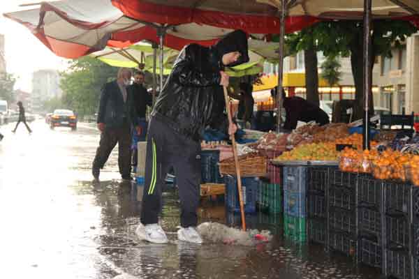 Pazar esnafı için büyük dert olan alt yapı sorunundan bahseden Mahir Arslanbenzer, “Koskoca pazarda sadece bir tane rögar kapağı var. Şu anda perişan bir haldeyiz...