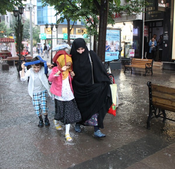 Eskişehir’de aniden bastıran yağmur ve dolu hayatı olumsuz etkilerken devrilen ağaçlar araçlara zarar verdi, çok sayıda araç 
Eskişehir'de 16.00 saatlerinde aniden başlayan yağmur ve dolu vatandaşları hazırlıksız yakaladı.