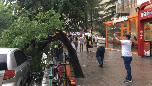 Eskişehir’de aniden bastıran yağmur ve dolu hayatı olumsuz etkilerken devrilen ağaçlar araçlara zarar verdi, çok sayıda araç 
Eskişehir'de 16.00 saatlerinde aniden başlayan yağmur ve dolu vatandaşları hazırlıksız yakaladı.