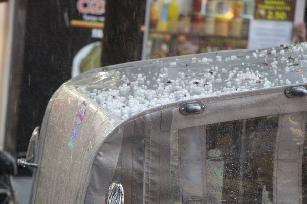 Öte yandan kentin bazı noktalarında ev ve iş yerlerine sular girdiği ve araçların da suların içerisinde kaldığı öğrenildi.75. Yıl mahallesinde bulunan Oto Galericiler Sitesi çevresinde biriken yağmur suları araçların güçlük içinde ilerlemesine sebep oldu. 