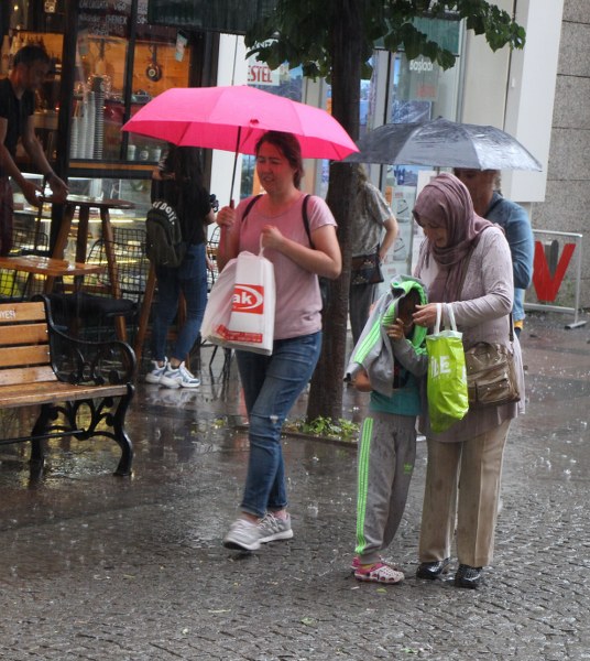 Eskişehir’de aniden bastıran yağmur ve dolu hayatı olumsuz etkilerken devrilen ağaçlar araçlara zarar verdi, çok sayıda araç 
Eskişehir'de 16.00 saatlerinde aniden başlayan yağmur ve dolu vatandaşları hazırlıksız yakaladı.