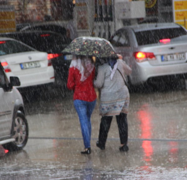 Eskişehir’de aniden bastıran yağmur ve dolu hayatı olumsuz etkilerken devrilen ağaçlar araçlara zarar verdi, çok sayıda araç 
Eskişehir'de 16.00 saatlerinde aniden başlayan yağmur ve dolu vatandaşları hazırlıksız yakaladı.