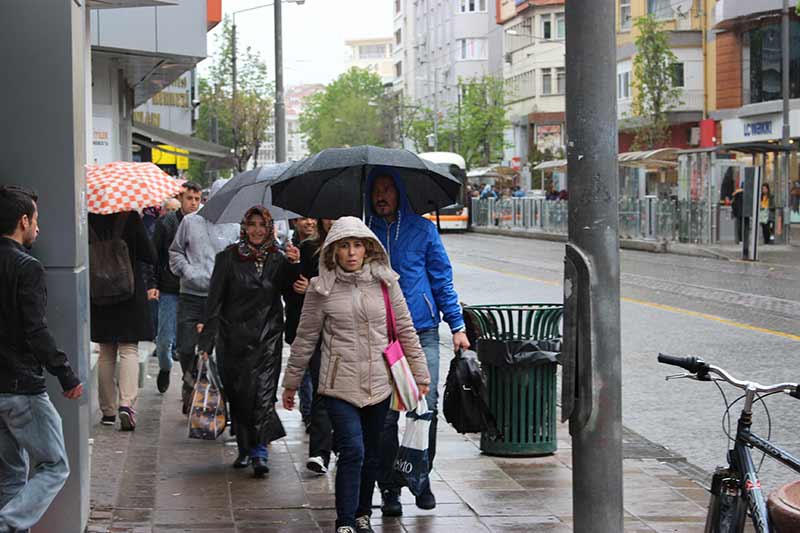 Eskişehir'de, öğlen saatlerinde başlayan kısa süreli yağmur, vatandaşlara zor anlar yaşattı.