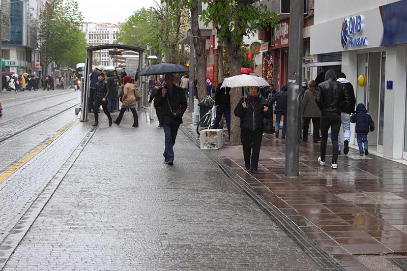 Eskişehir'de, öğlen saatlerinde başlayan kısa süreli yağmur, vatandaşlara zor anlar yaşattı.