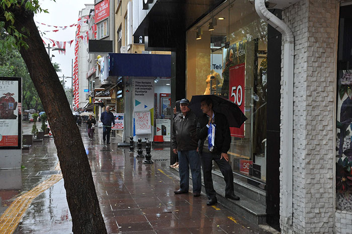 Eskişehir’de 18 dereceye kadar inen hava sıcaklığının yanı sıra zaman zaman etkiliği olan yağmur hayatı olumsuz yönde etkilerken, bazı yerlerde su birikintileri oluştu.