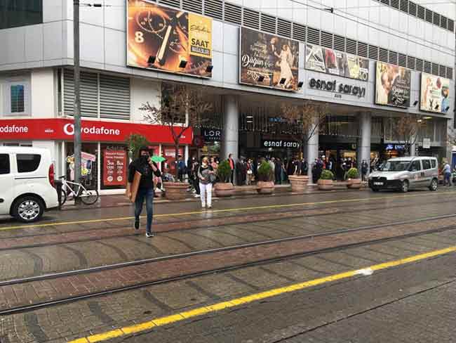 Eskişehir’de meteorolojinin yağış uyarısını dikkate almayan vatandaşların bir anda yağan yağmura hazırlıksız yakalanıp saçak altlarına koşuşturmaları ilginç görüntüler oluşturdu.