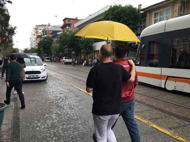 Eskişehir’de meteorolojinin yağış uyarısını dikkate almayan vatandaşların bir anda yağan yağmura hazırlıksız yakalanıp saçak altlarına koşuşturmaları ilginç görüntüler oluşturdu.