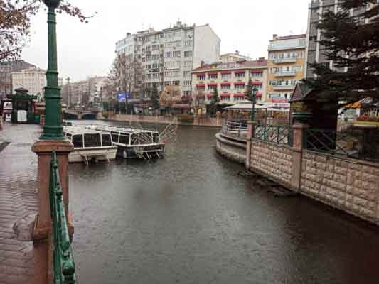 Sosyal mesafeyi unutan vatandaşlar, yağmur süresince iç içe beklemek zorunda kaldı.