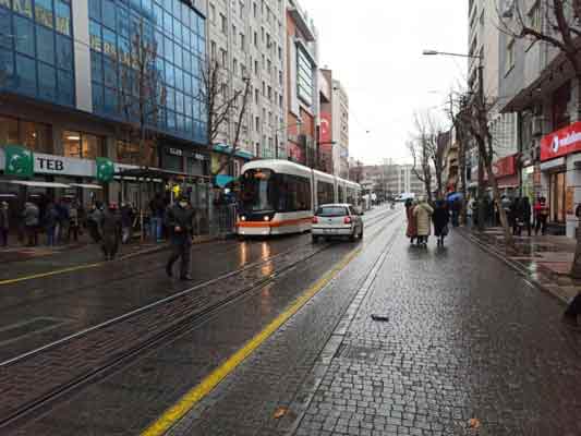 Eskişehir’de uzun bir aradan sonra yağan yağmura bazı vatandaşlar hazırlıksız yakalanırken, banka önünde sıra bekleyen bir grup, korona virüs tedbirlerini unutarak sığındıkları saçak altında sosyal mesafeyi hiçe saydı.