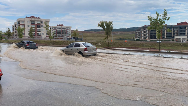 Bisiklet ve motosiklet sürücüleri bir süre yolu kullanamadı.