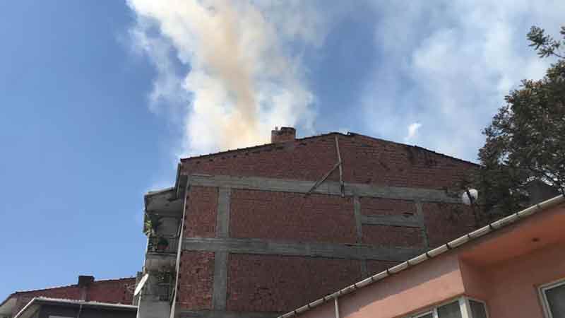 Yangına müdahale eden bir itfaiye personeli yoğun dumandan etkilenerek tedavi altına alındı. Çevredeki vatandaşların yangını izleyerek telefonla kaydetmeye çalışması dikkat çekti.