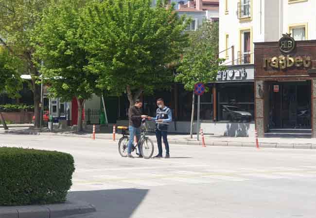 Eskişehir'de koronavirüse karşı alınan tedbirler kapsamında uygulanan üç günlük sokağa çıkma kısıtlamasının ikinci gününde de polis ve bekçiler denetimlerini sürdürdü. 