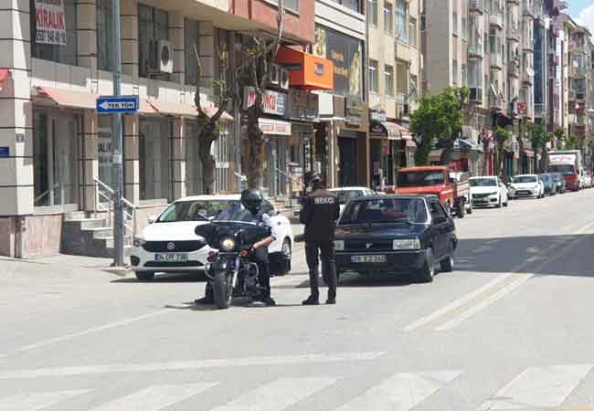 Eskişehir'de koronavirüse karşı alınan tedbirler kapsamında uygulanan üç günlük sokağa çıkma kısıtlamasının ikinci gününde de polis ve bekçiler denetimlerini sürdürdü. 