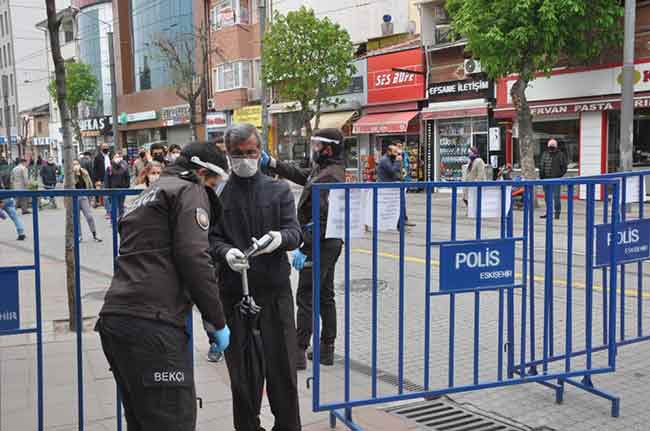 Hem Ramazan hem de sokağa çıkma yasağı nedeniyle eksiklerini gidermek isteyen vatandaşlar koronavirüs salgınına rağmen dışarı çıktı