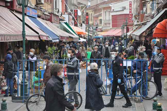 Özellikle İki Eylül Caddesi ve Taşbaşı bölgesinde bulunan mağazalardan alışveriş yapmak isteyen kişiler, polis denetimleri sebebiyle oluşan uzun kuyruklara aldırış etmeden dakikalarca bekledi