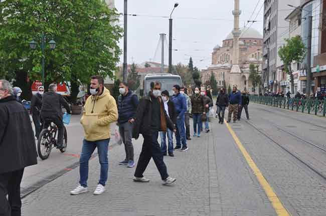 Polis ve bekçiler kimlik kontrolü, sağlık personelleri ise sağlık denetimlerini sürdürürken, kontrol sonrası alışveriş yapan vatandaşların sosyal mesafe kuralına uymadığı görüldü. 