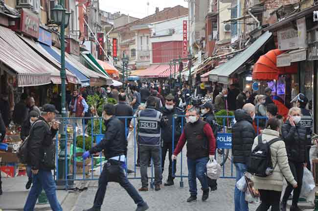 Eskişehir'de çarşı kalabalığı azalmıyor... Yaklaşan Ramazan dönemi ve Cumhurbaşkanı Recep Tayyip Erdoğan tarafından açıklanan 4 günlük sokağa çıkma yasağı nedeniyle vatandaşlar alışverişe koştu. Fotoğraflar: Hilal Köver