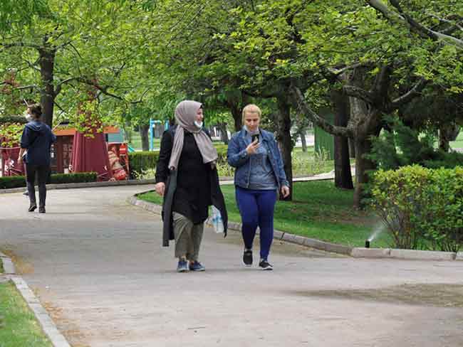 Gerek temiz hava gerek hareket ihtiyacından dolayı Aydın Arat parkındaki yürüyüş yolunda ve parkta gezintiye çıkan vatandaşlar görüldü.