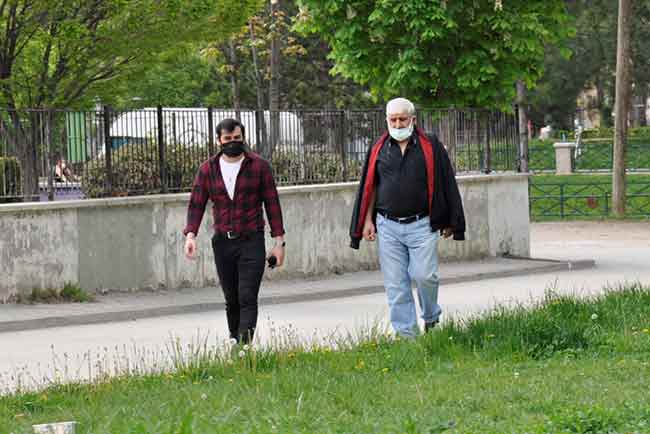 Yurt genelinde uygulanan tam kapanma devam ederken, Eskişehir'de birçok vatandaş hava sıcaklıklarının artışıyla kendisini park ve yürüyüş yollarına attı.