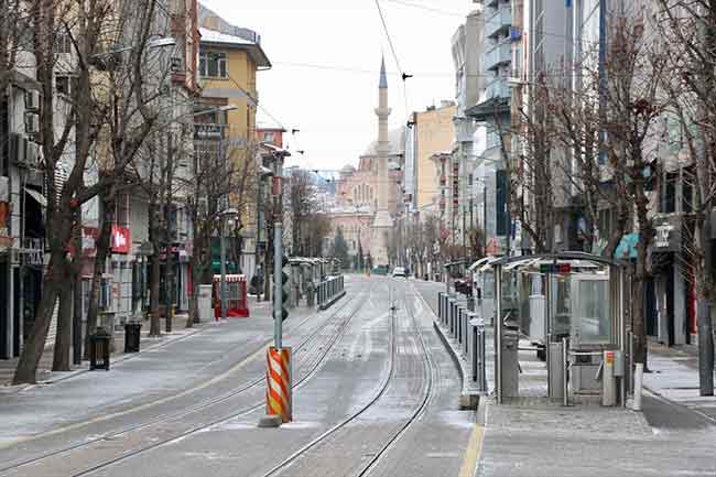 İki Eylül Caddesi de şiddetini artıran kar yağışının etkisi ile beyaz renk aldı.