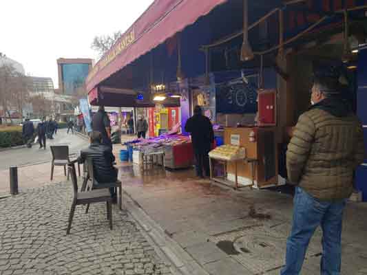 Geçtiğimiz hafta sonu da vatandaşlar balıkçılar önünde uzun kuyruklar oluşturmuştu.