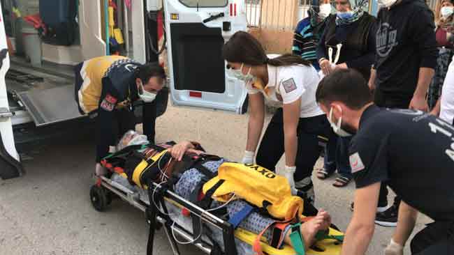 ..."Burada benim bakkal dükkânım var. Teyzeye her gün belediyeden yemek geliyor. Önceden hiç bırakmazdı yemeği dışarıda. Torbanın kapıda asılı olduğunu görünce zile basmaya başladık. Ses duyamayınca polisi aradım. Polis daha sonra ambulansı, çilingiri gönderdi. Kapının alt kilidi açıldı ama üstte de kilit olduğu için orası açılmadı...