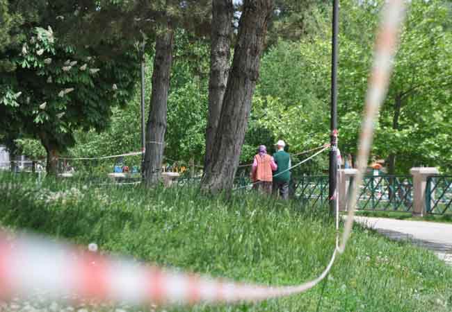 Koronavirüsle mücadelede normalleşme sürecine başlanmasıyla birlikte, bugün 65 yaş üstü vatandaşlar 12.00-18.00 saatleri arasında sokağa çıktı. (Haber ve fotoğraflar: Hilal Köver)