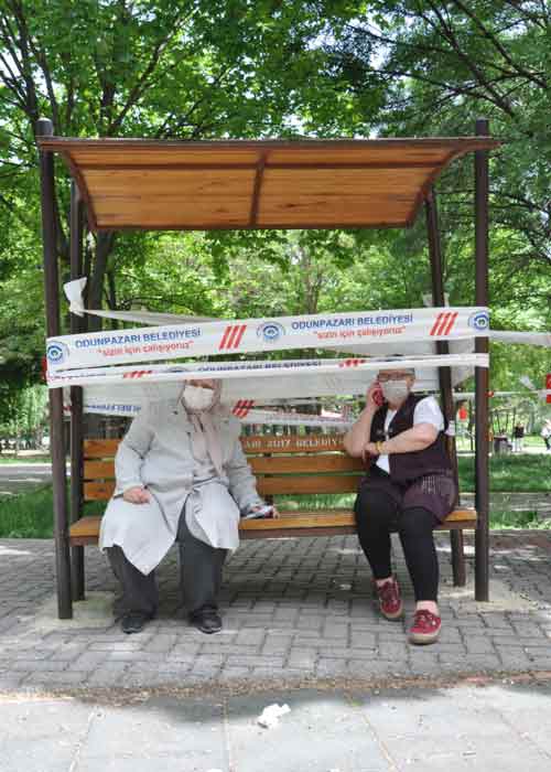 Sıcaktan korunmak için ağaçların altında dinlenen kişiler...