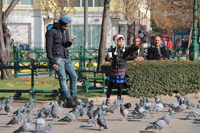 Ayazıyla ünlü Eskişehir’de güneşin kendisini biraz göstermesi ve gündüz hava sıcaklığının 14 dereceye kadar yükselmesi günlük hayatı hareketlendi. 