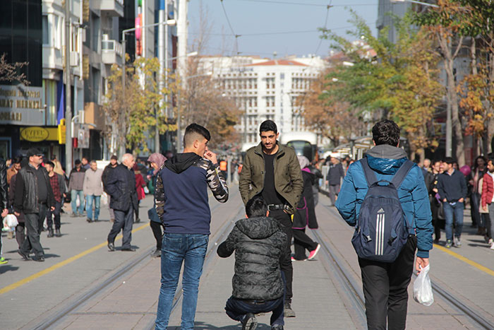 Ayazıyla ünlü Eskişehir’de güneşin kendisini biraz göstermesi ve gündüz hava sıcaklığının 14 dereceye kadar yükselmesi günlük hayatı hareketlendi. 