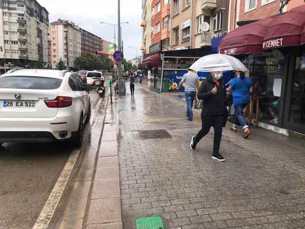 ...O sırada kendi imkanlarımızla suyun yönünü dışarıya vermeye çalıştık ama başarılı olamadık. İlk defa böyle bir şeyle karşılaşıyoruz. Zaten dolu taneleri hemen hemen ceviz büyüklüğüne yakındı endişelendik. Şuan suyu tahliye ediyorlar. Uzun süreceğini söylemişler, 8-9 saat sürecekmiş sanırım. Diğer taraftan da çocuklarla kar topu oynadık. Kardan adam yaptık” ifadelerini kullandı.