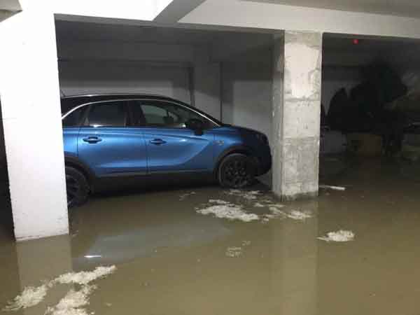 Dolunun bitmesinin ardından mahallede oluşan beyaz örtü, kış aylarındaki görüntüleri aratmadı.