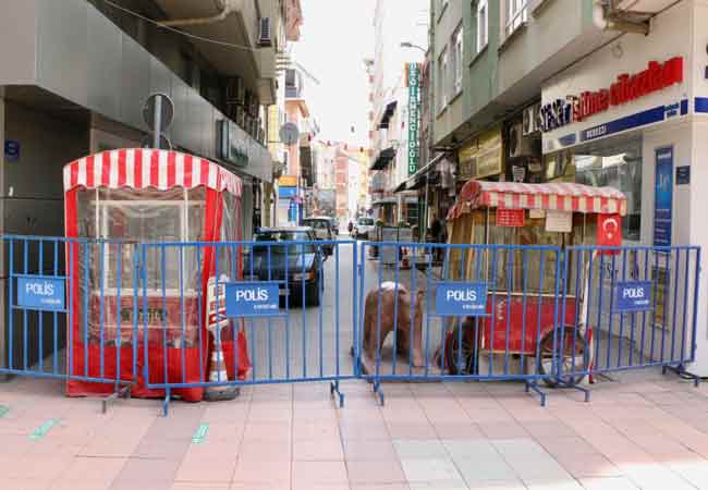 Sağlık görevlilerince ateşi ölçülen vatandaşlar maskelerinin de bulunması koşuluyla caddelere giriş yapabildi.