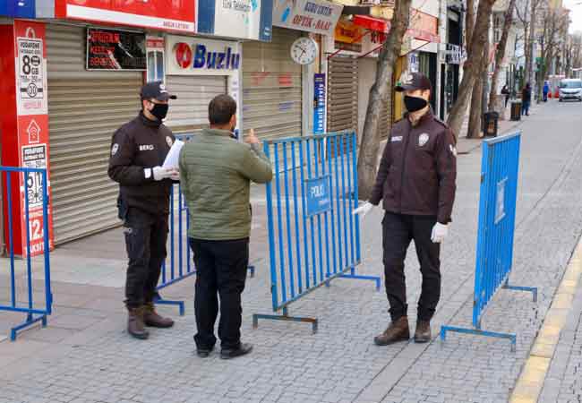 Öte yandan caddelerdeki polis ekipleri araçlarından sokağa çıkılmaması yönünde anonslar yaptı.