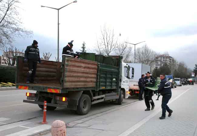 ...İki Eylül Caddesi, Doktorlar Caddesi, Atatürk Caddesi, Reşadiye bölgesi, Taşbaşı bölgesi, Atatürk Bulvarı başta olmak üzere yoğunluk gördüğümüz her noktadaki bankları kaldıracağız. Ben bir kez daha 60 yaş üzerindeki risk grubundaki vatandaşlarımdan rica ediyorum: Lütfen hem kendi sağlığınız hem de toplum sağlığı için evden çıkmayınız