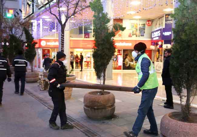 Bankların kaldırılmasının yerinde bir karar olduğunu ifade eden vatandaşlar ise toplu taşımada 65 yaş uygulaması için de ülke genelinde bir karar alınması gerektiğini belirttiler. 